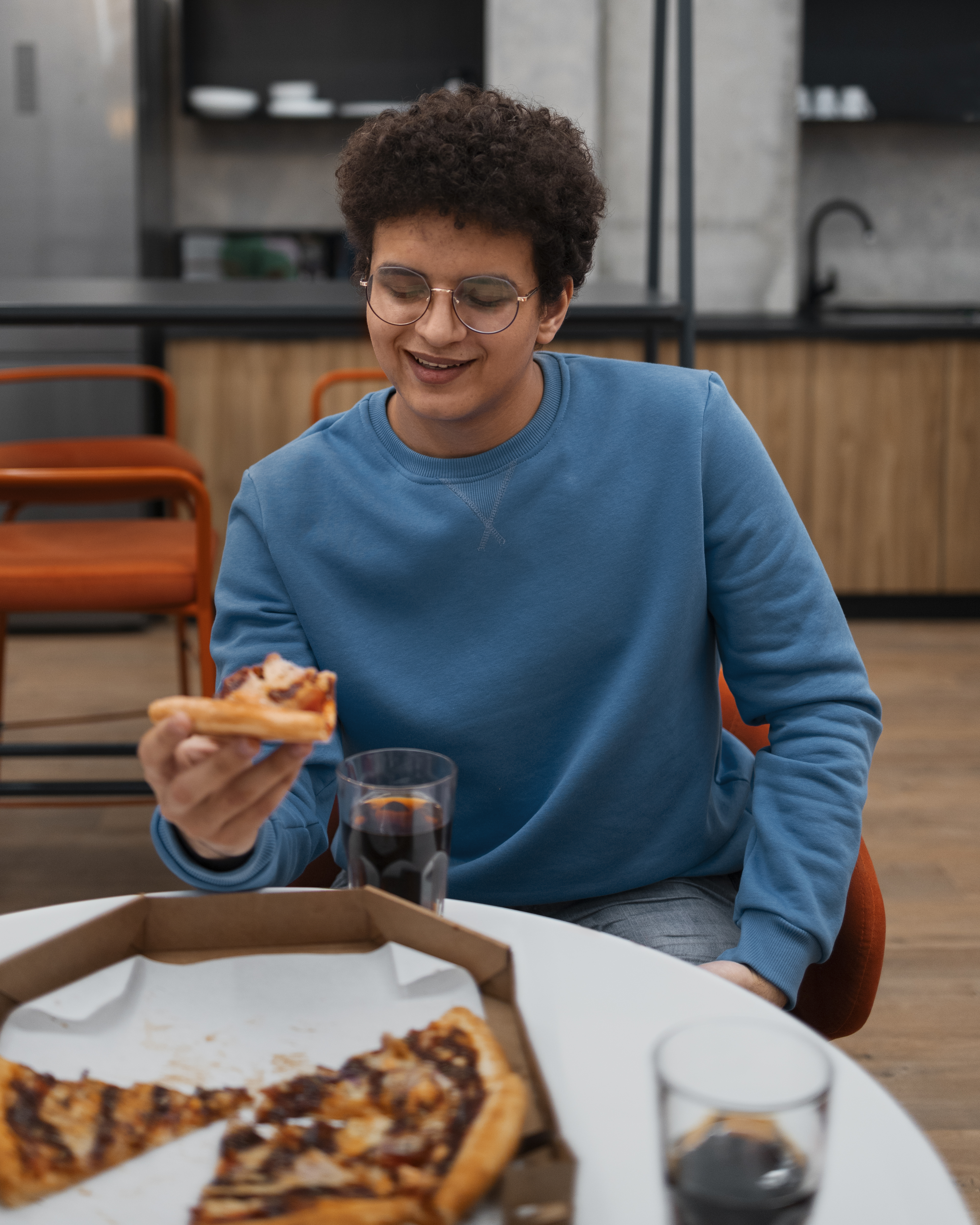 Vendedor atendendo cliente